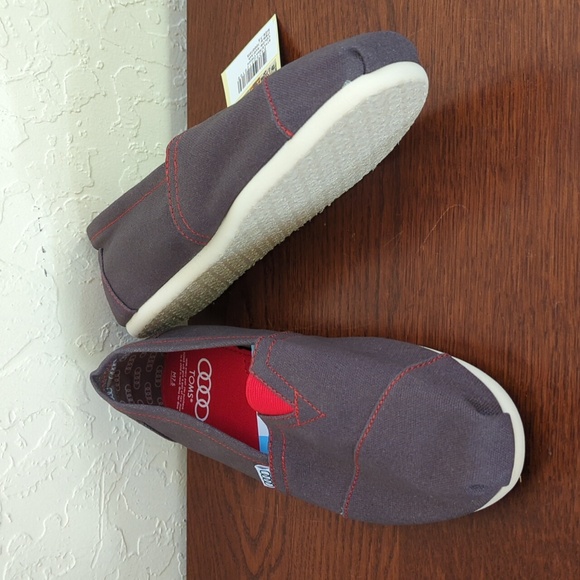 Toms Men's Gray and Red Audi Designed Classic Slip On Shoes Size 7.5 - Picture 2 of 11